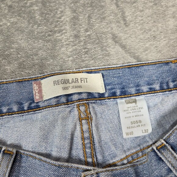 Levis 505 Jeans Mens 40X32 Blue Classic Straight Light Wash Denim Workwear READ - Picture 4 of 14